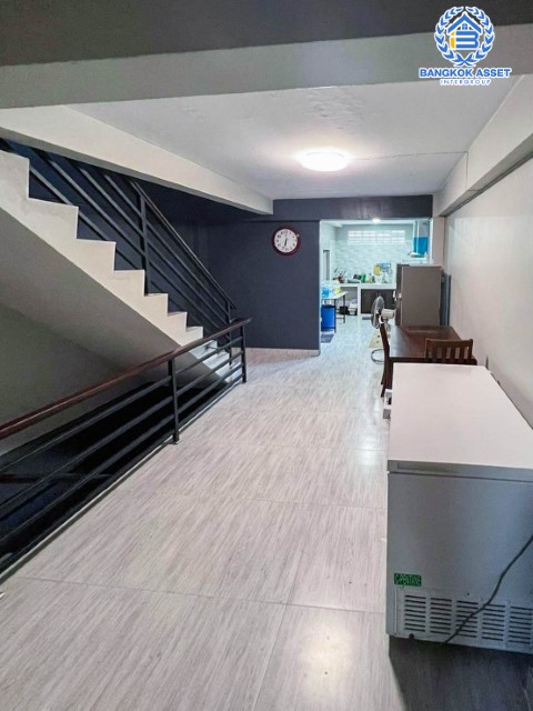 *****อาคารพาณิชย์มือสอง สวนธนวิลล่า ประชาอุทิศ หลังมุม! เนื้อที่กว้าง 16 ตร.ว. ฟังก์ชัน 4 ห้องนอน 3 ห้องน้ำ 1 ที่จอดรถ ภายในตกแต่งสวย ดูทัยสมัย พื้นที่ใช้สอยเยอะ มาพร้อมราคาสุดคุ้ม! ตั้งอยู่บนทำเลเดินทางสะดวกสบาย เชื่อมต่อถนนประชาอุทิศ ถนนราษฎร์บูรณะ ถนนเจริญกรุง ถนนพระราม3 จองด่วน!